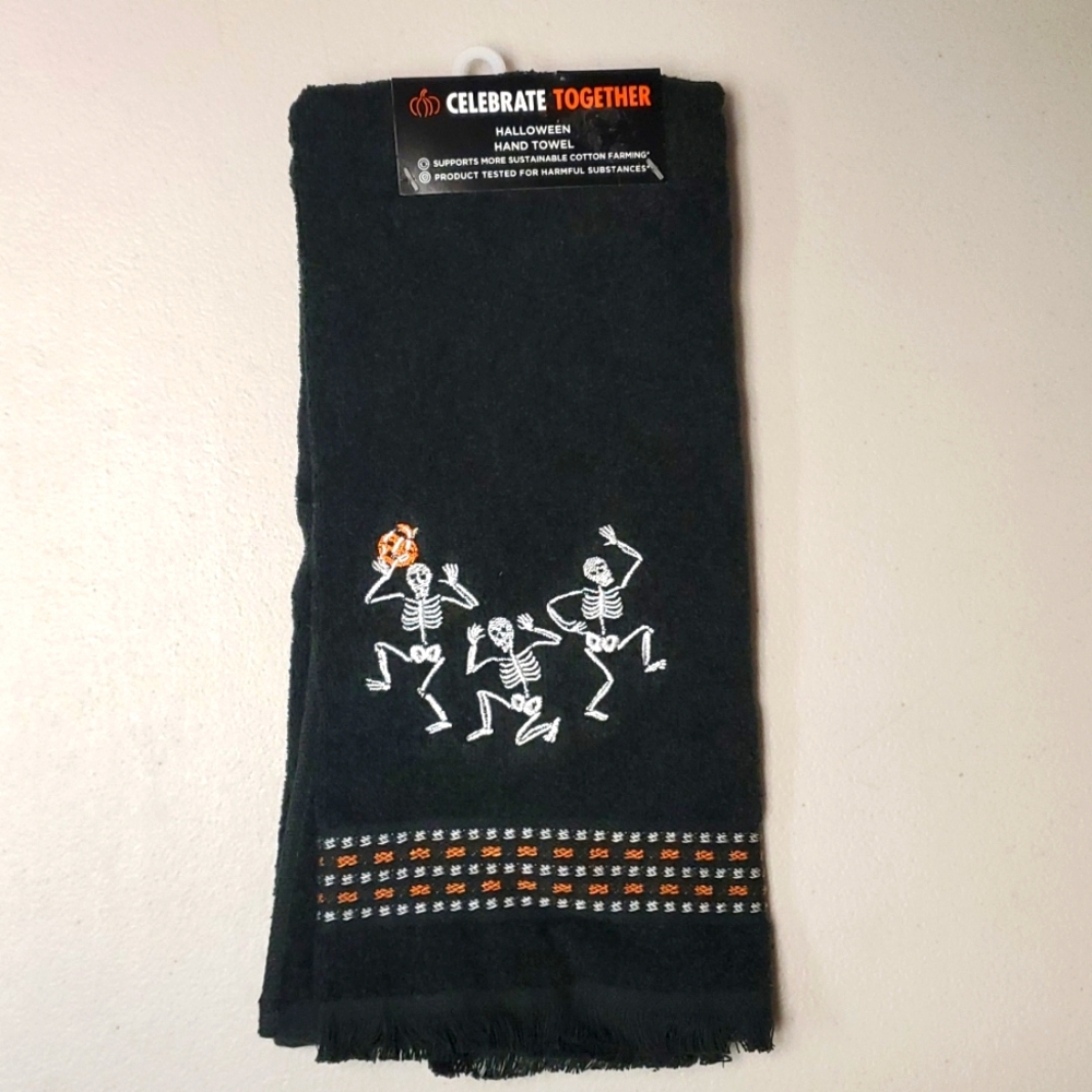 ❤️NWT DANCING SKELETONS PLUSH HAND TOWEL (ECO FRIENDLY) - HALLOWEEN